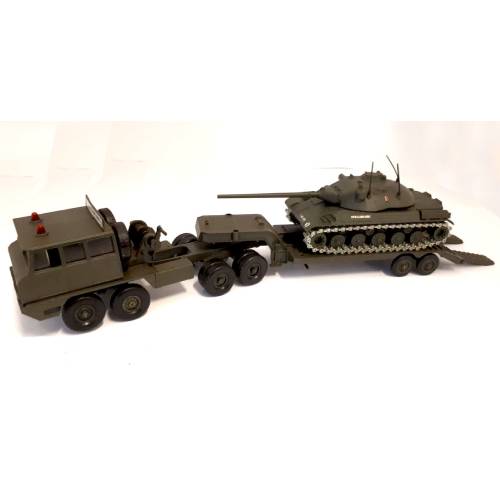 Legertruck met oplegger en AMX 30T tank (Groen) (38cm) (Solido)