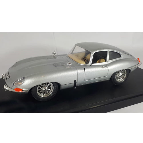 Jaguar E Coupé 1961 (Zilver) (23 cm) 1/18 Bburago (Opruiming)